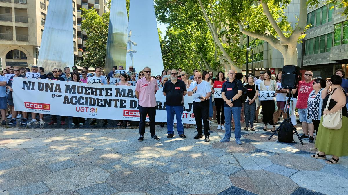 Concentracin en repulsa por la muerte de la vctima nmero 13 en accidente laboral en Aragn