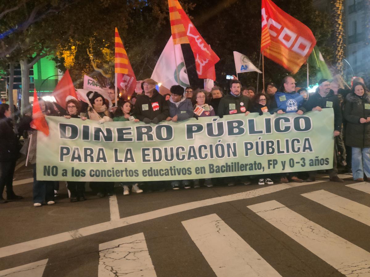 Manifestación en defensa de la enseñanza pública