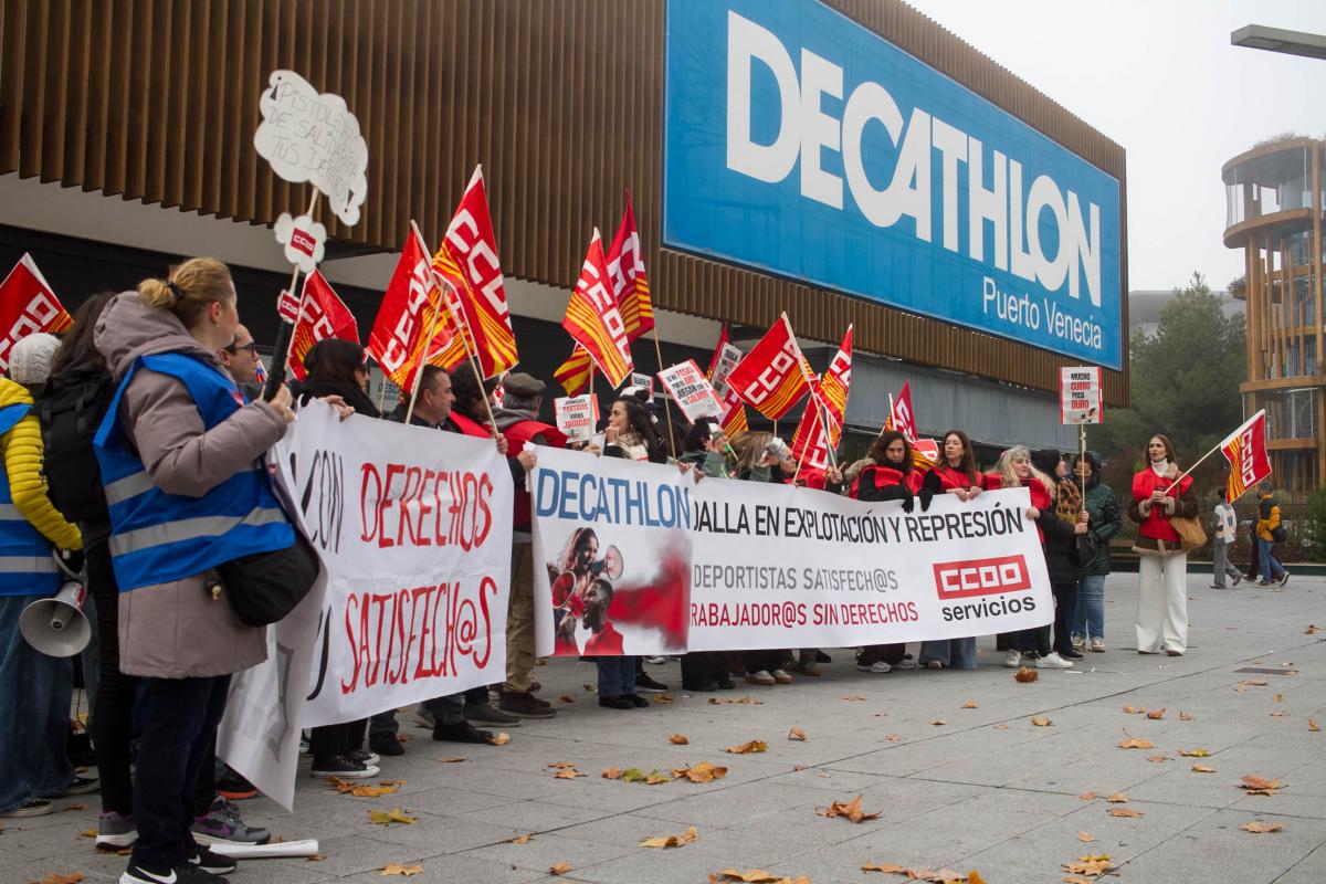 Concentración en Decathlon de Zaragoza