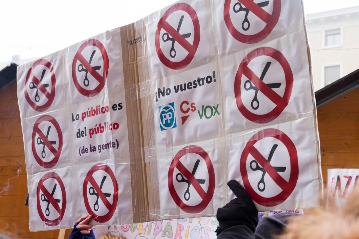 Imagen de una de las pancartas en las concentraciones de las entidades sociales de Zaragoza en contra de los presupuestos