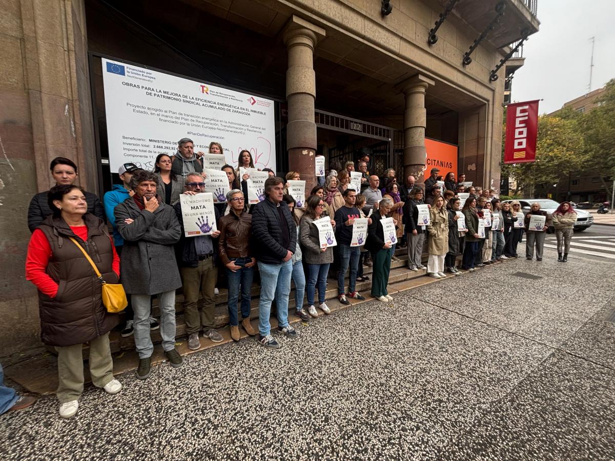 Concentración en la puerta de CCOO Aragón