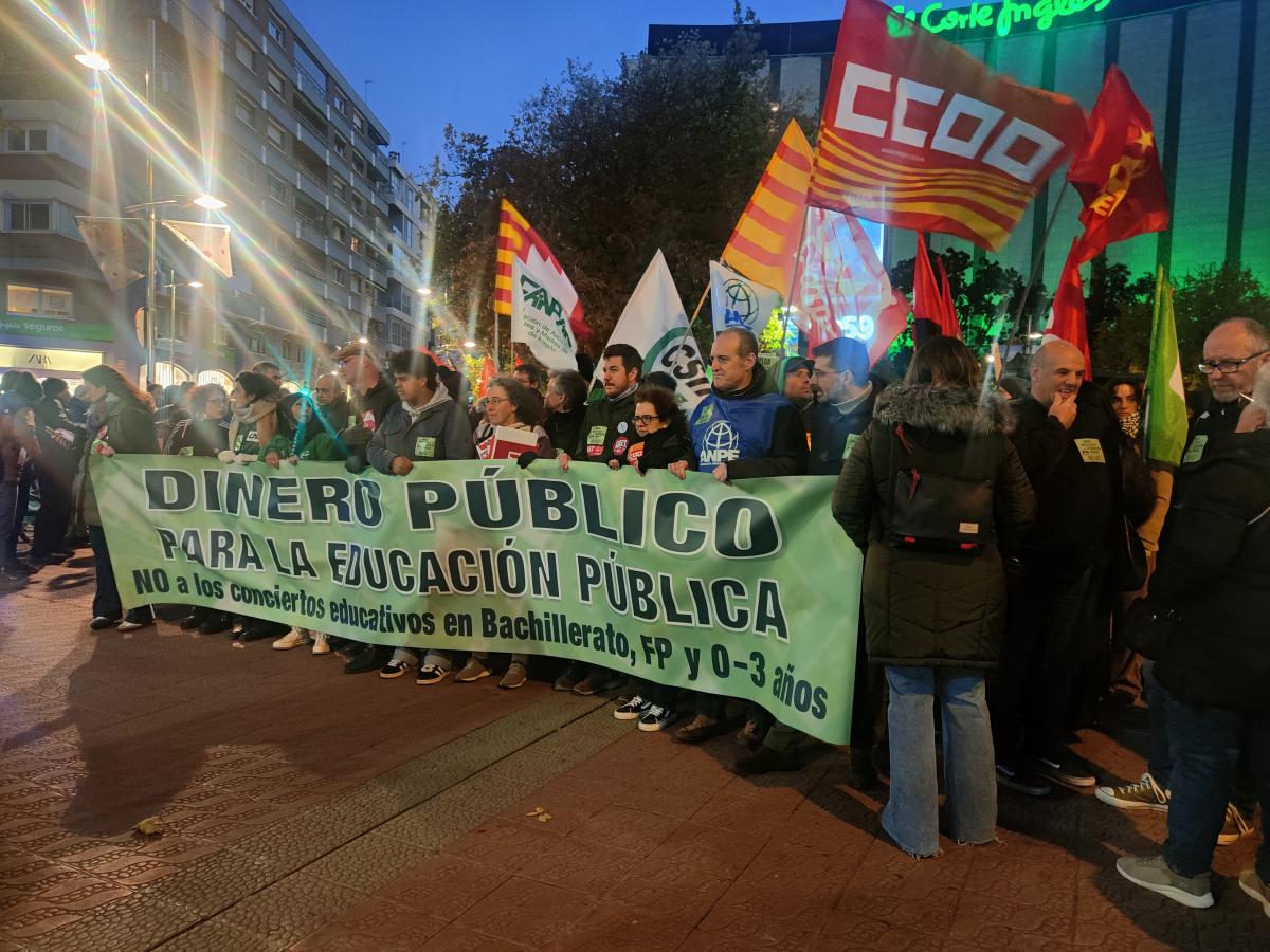 Manifestación en defensa de la enseñanza pública