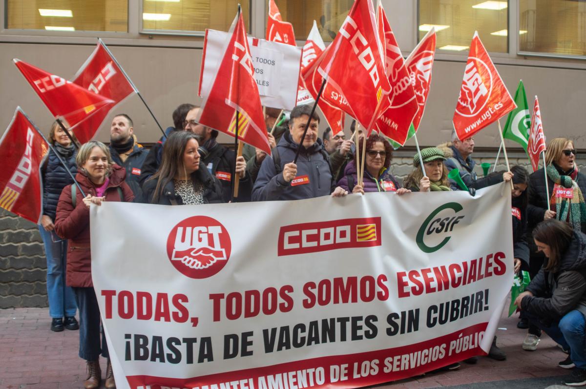 Concentracin "basta ya de vacantes sin cubrir" ante la sede del IASS