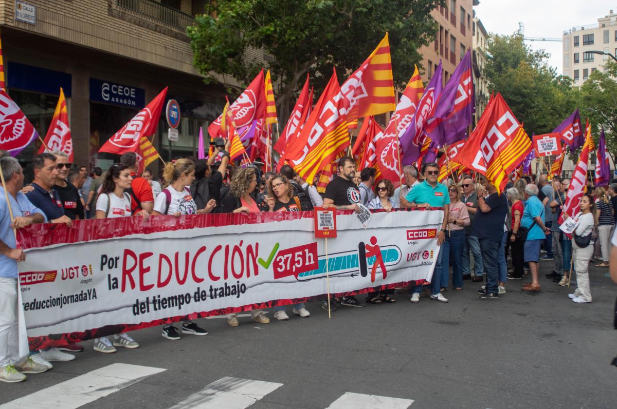 Concentracin en Zaragoza ante la CEOE por la reduccin de la jornada