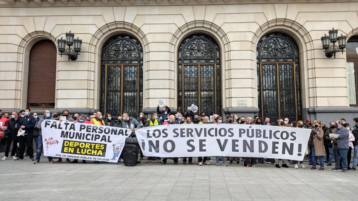 Concentración en plaza España durante la huelga del Servicio de Instalaciones Deportivas de Zaragoza